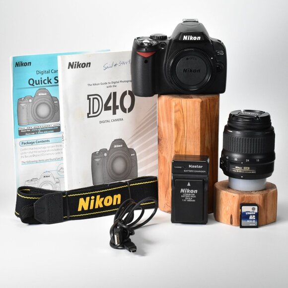 Nikon D40 SLR Digital Camera Kit 6.1MP 18-55mm Lens 700 Clicks 8GB SD Card MINT - Picture 1 of 16